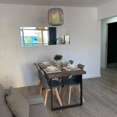 Amplio Apartamento Seaview 살루